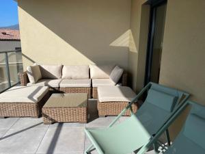 A seating area at Superbe T3 NEUF VUE MER