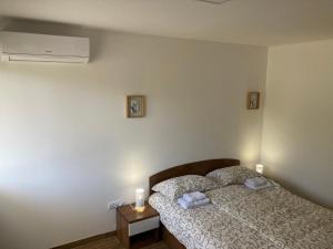Un dormitorio con una cama con dos velas. en Srebrna Laguna en Veliko Gradište