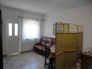 - un salon avec un canapé en cuir et une fenêtre dans l'établissement Casa Boa Vista, à Burgau