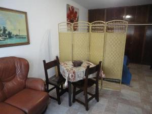 - une chambre avec une table, des chaises et un canapé dans l'établissement Casa Boa Vista, à Burgau