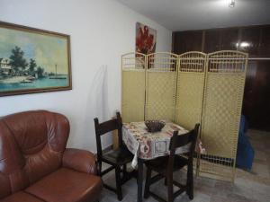 - un salon avec une table, une chaise et un canapé dans l'établissement Casa Boa Vista, à Burgau