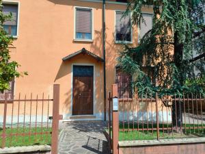uma cerca em frente a um edifício com uma porta em Casa Timoteo em Mantova