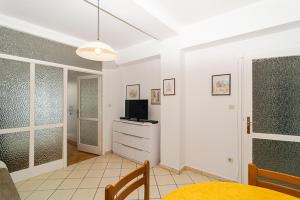 Televízia a/alebo spoločenská miestnosť v ubytovaní Apartment Vlahov