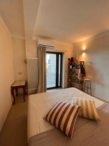 1 dormitorio con 1 cama con 2 almohadas en Collimare Rooms & Sailing near 5 Terre, en Vezzano Ligure