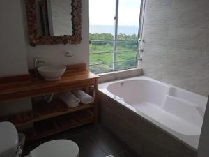Hotel Bahia Rada的一间浴室