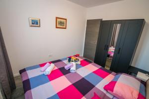 Un pat sau paturi într-o cameră la Apartment Procella
