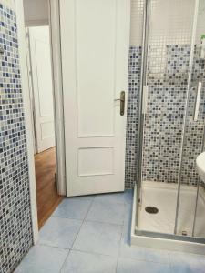 ein Badezimmer mit Dusche und Glastür in der Unterkunft Victoria home in Málaga