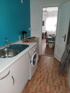 eine Küche mit Spüle und Waschmaschine in der Unterkunft Victoria home in Málaga + 2 Fotos