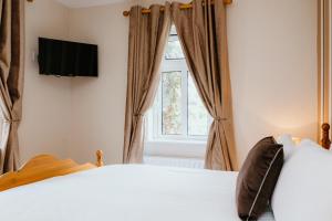 a bedroom with a bed and a window at Plougastel House B&B in Westport