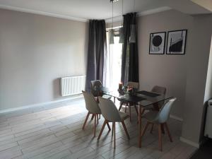 Posezení v ubytování Apartament Feniks 12 - 63 m2 + 7 fotografií