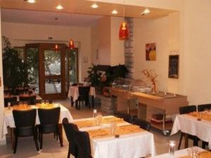 a restaurant with tables and chairs in a room at Logis L'Auberge du Quercy Blanc in Molières