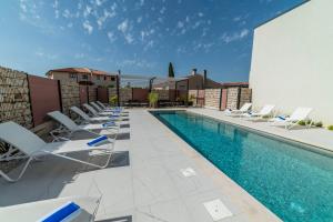 Bazén v ubytovaní PINNA RESIDENCE - Caretta alebo v jeho blízkosti