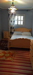 Un dormitorio con una cama grande y una ventana en Gîte tizinoubadou en Aït Youguine