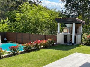 um quintal com uma piscina e um gazebo em Villa Luna em San Mamés de Meruelo
