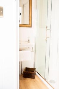 y baño con lavabo y espejo. en Drift View Shepherds Hut, en Melton Mowbray