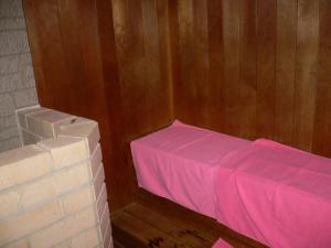 Zimmer mit einem rosa Bett und einem Stapel Ziegelsteine in der Unterkunft Famy Inn Makuhari - Vacation STAY 16033v in Chiba