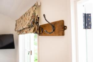 un objeto de madera está colgando de una puerta en Drift View Shepherds Hut en Melton Mowbray