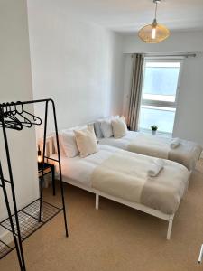 เตียงในห้องที่ 2 Bedroom Serviced Apartment with Free Parking, Wifi & Netflix, Basingstoke