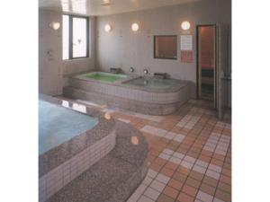 千葉市にあるFamy Inn Makuhari - Vacation STAY 16035vの広いバスルーム(バスタブ、シンク2台付)