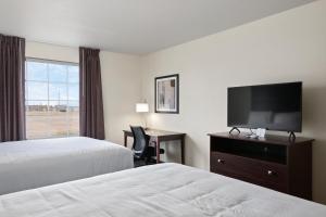 Cobblestone Inn & Suites - Yuma : غرفة فندقية بسريرين وتلفزيون بشاشة مسطحة