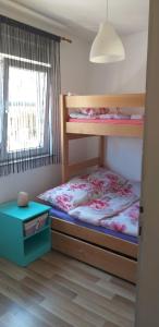 Postel nebo postele na pokoji v ubytování Apartman Zvončica