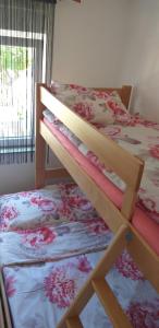 Postel nebo postele na pokoji v ubytování Apartman Zvončica