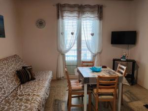 - un salon avec une table et un canapé dans l'établissement Casa del Pescatore, à Trappeto