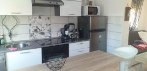 Kuchyň nebo kuchyňský kout v ubytování Apartman Zvončica