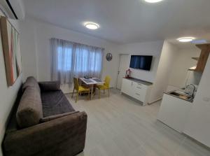 a living room with a couch and a table and a kitchen at Cardón Jandía 2C in Morro del Jable