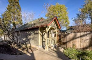 a small house with a wooden fence in a yard at California Cottage: Downtown in Jacksonville