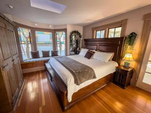 a bedroom with a large bed and a window at California Cottage: Downtown in Jacksonville