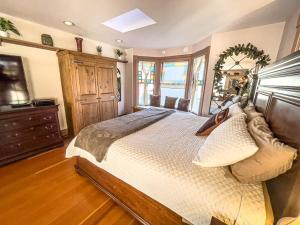a large bedroom with a large bed and a television at California Cottage in Jacksonville