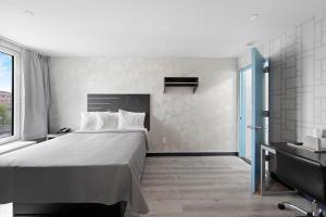 布朗克斯的住宿－Hotel 365 Bronx - Yankee Stadium，一间卧室设有一张大床和一个窗户。