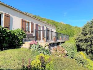 une maison avec un balcon au milieu d'un jardin dans l'établissement Maison avec piscine entre mer et montagne, à Muro