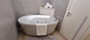 ein Badezimmer mit einer weißen Badewanne und einem Handtuch in der Unterkunft Vila Barbaut in Karpen