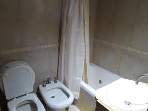 Et badeværelse på Departamento Moreno + 14 billeder