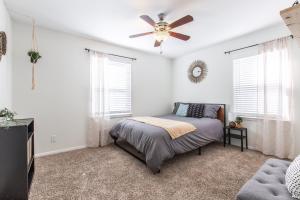 um quarto com uma cama e uma ventoinha de tecto em 3 Bedrooms House in Waldo Kansas City em Kansas City