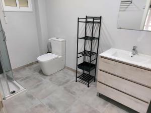 ein Badezimmer mit Toilette und Waschbecken in der Unterkunft Apartamento Vistas Pedrido in Paderne