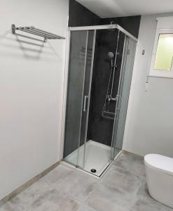 eine Duschkabine im Bad mit WC in der Unterkunft Apartamento Vistas Pedrido in Paderne + 13 Fotos