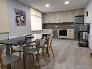 a kitchen with a table and chairs in a room at Apartamento Vistas Pedrido in Paderne