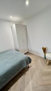 een slaapkamer met een bed, een kast en een tafel bij Apartament 21 in Szczyrk