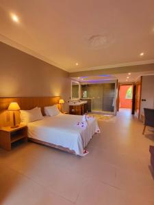 1 dormitorio con 1 cama blanca grande en una habitación en La Maison Des Oliviers, en Marrakech