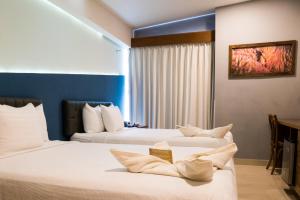 a hotel room with two beds and a window at Hotel Clipperton in Veracruz