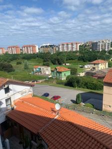 vistas a una ciudad con edificios y aparcamiento en Apartamento parque las llamas, en Santander