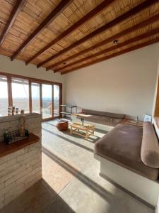 een slaapkamer met een bed en uitzicht op de oceaan bij Villas turrutela in Los Órganos