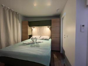 Postel nebo postele na pokoji v ubytování Mobile Home Karlo