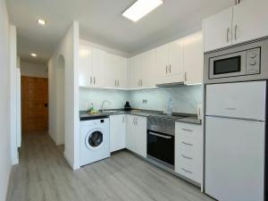 Virtuvė arba virtuvėlė apgyvendinimo įstaigoje CANARIAN HOLIDAY HOME - Yumbo Luxury Apartment