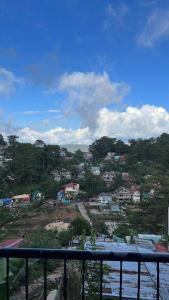 Blick auf eine Stadt auf einem Hügel mit Häusern in der Unterkunft Serenity House in Baguio City