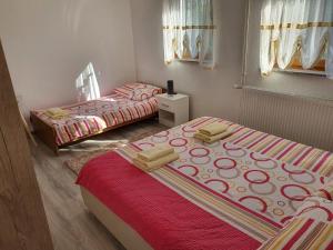 Un pat sau paturi într-o cameră la Apartments Sertic 4 stars