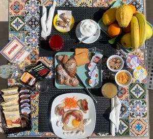 タオルミーナにあるBed and Breakfast Arco dei cappucciniの卵パンとフルーツの朝食付きテーブル +19枚の写真